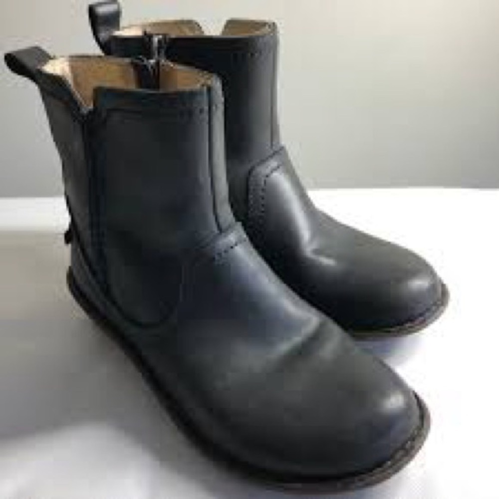 UGG Australia Neevah Black Zip up/ Lined Leather Boots Women’s size 6